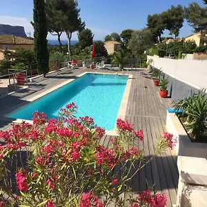 https://le-petit-cassis.fr-provencehotel.com